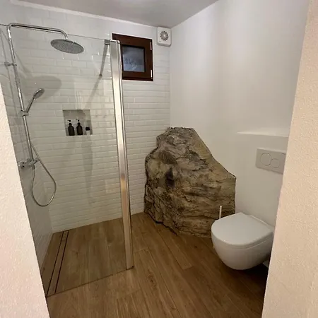 Apartmán Daisy One Bedroom View, Private Terrace & Garden