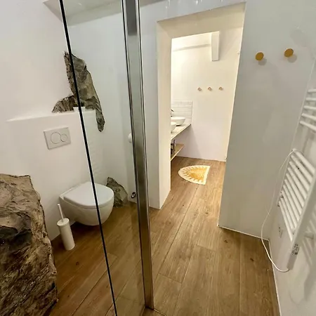 Daisy - - 180° Panoramic View - Private Terrace & Shared Garden
